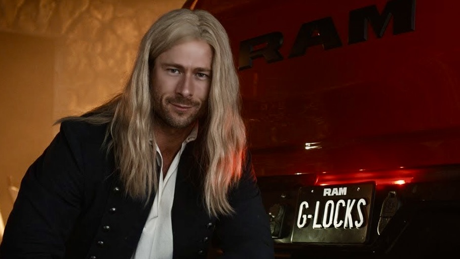 Goldilocks流氓：Glen Powell Ram Super Bowl AD中的明星