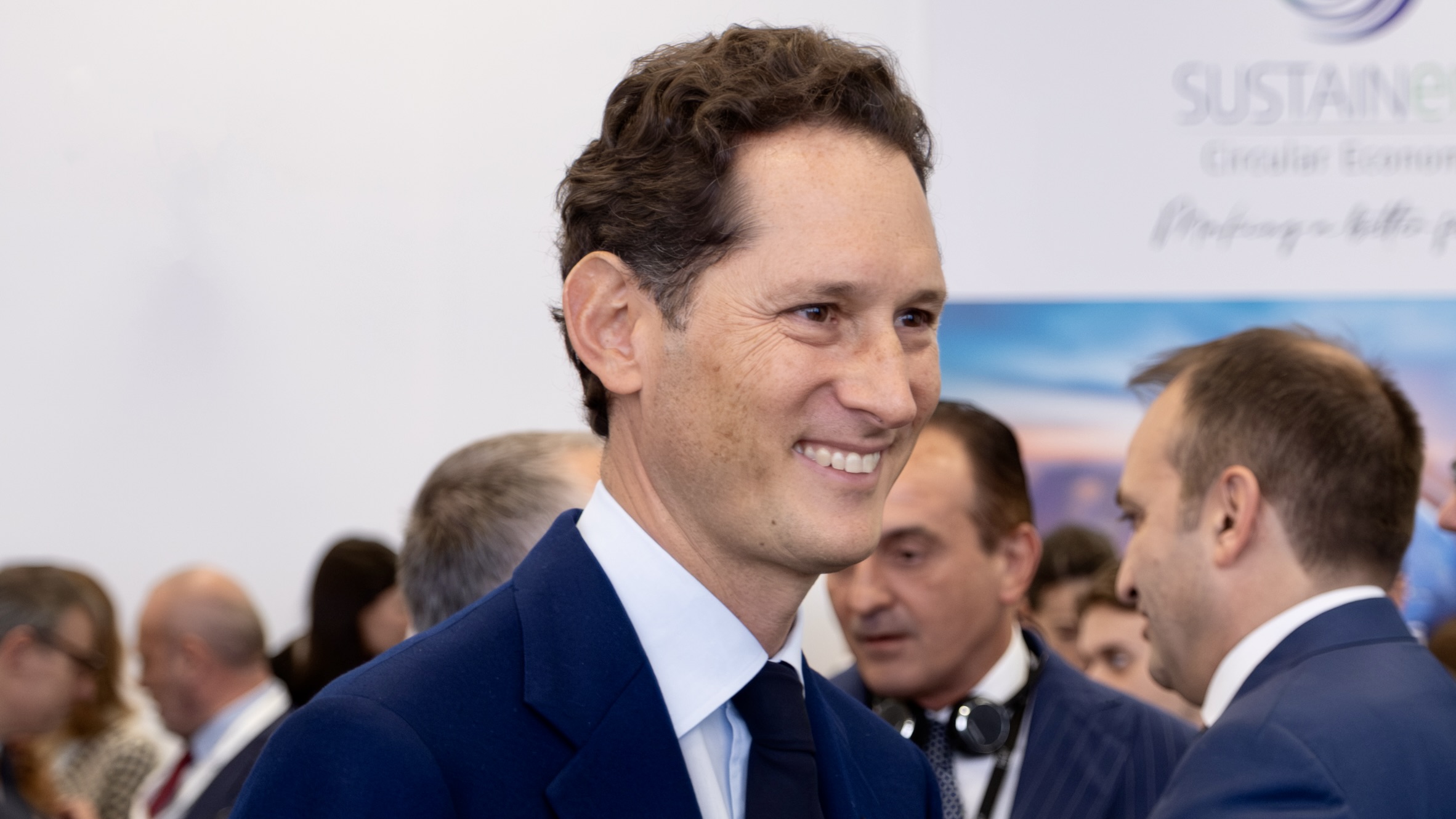 Stellantis的John Elkann：汽車製造商應避免國防行業