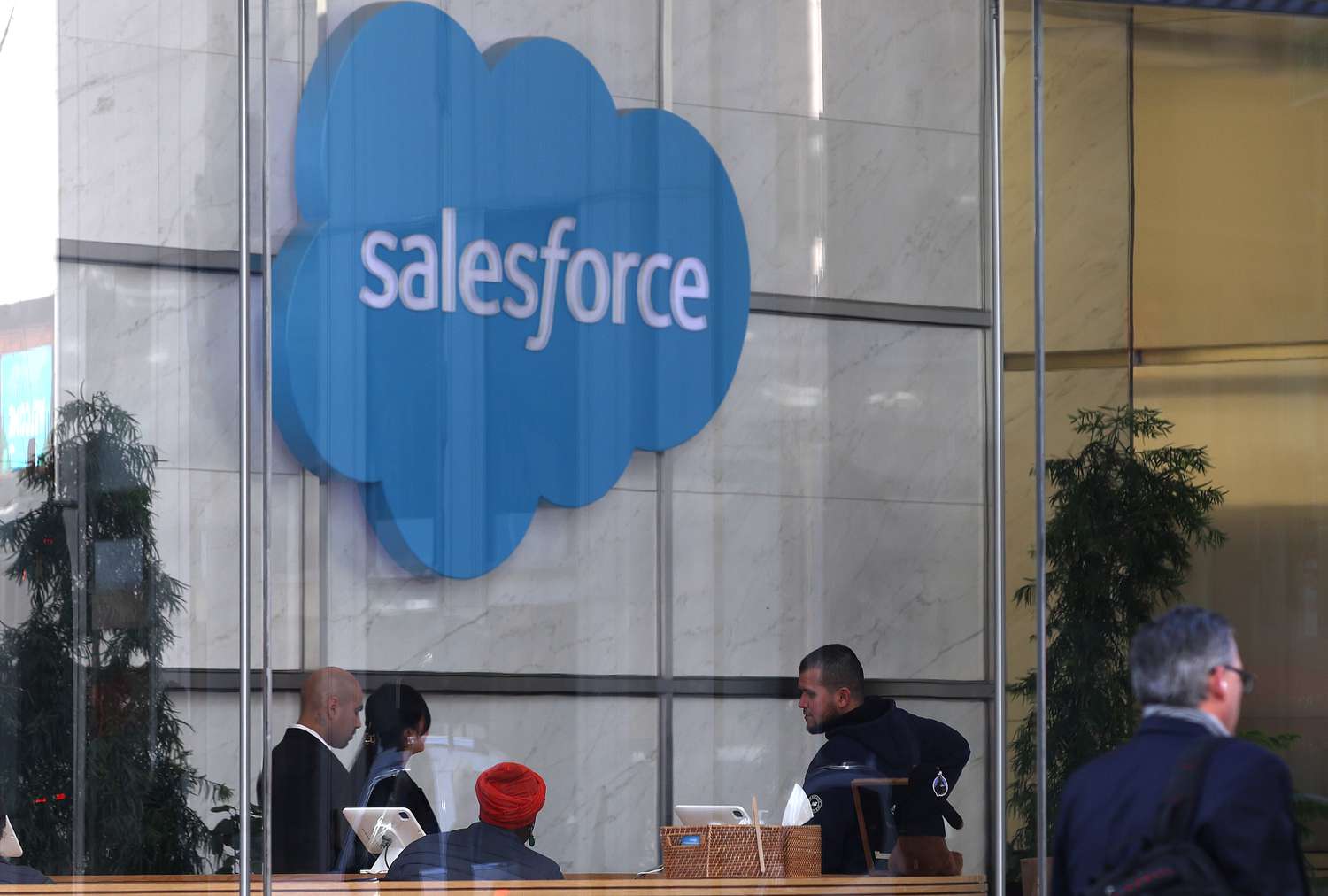 Salesforce股票下跌，因為Outlook失望