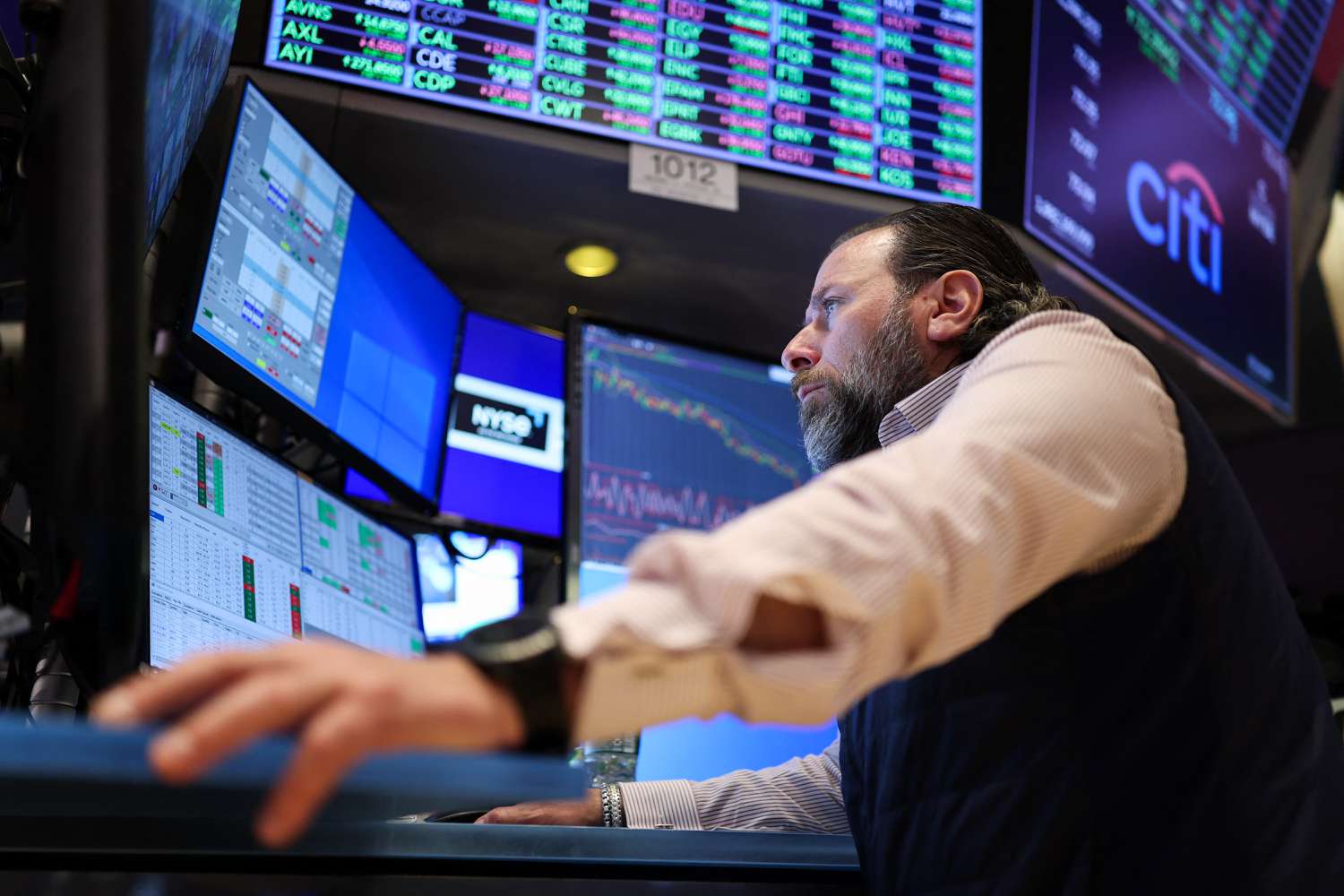 Dow Jones今天：关于特朗普关税计划的新报告，股票激增；特斯拉跃升超过10％，领导科技集会