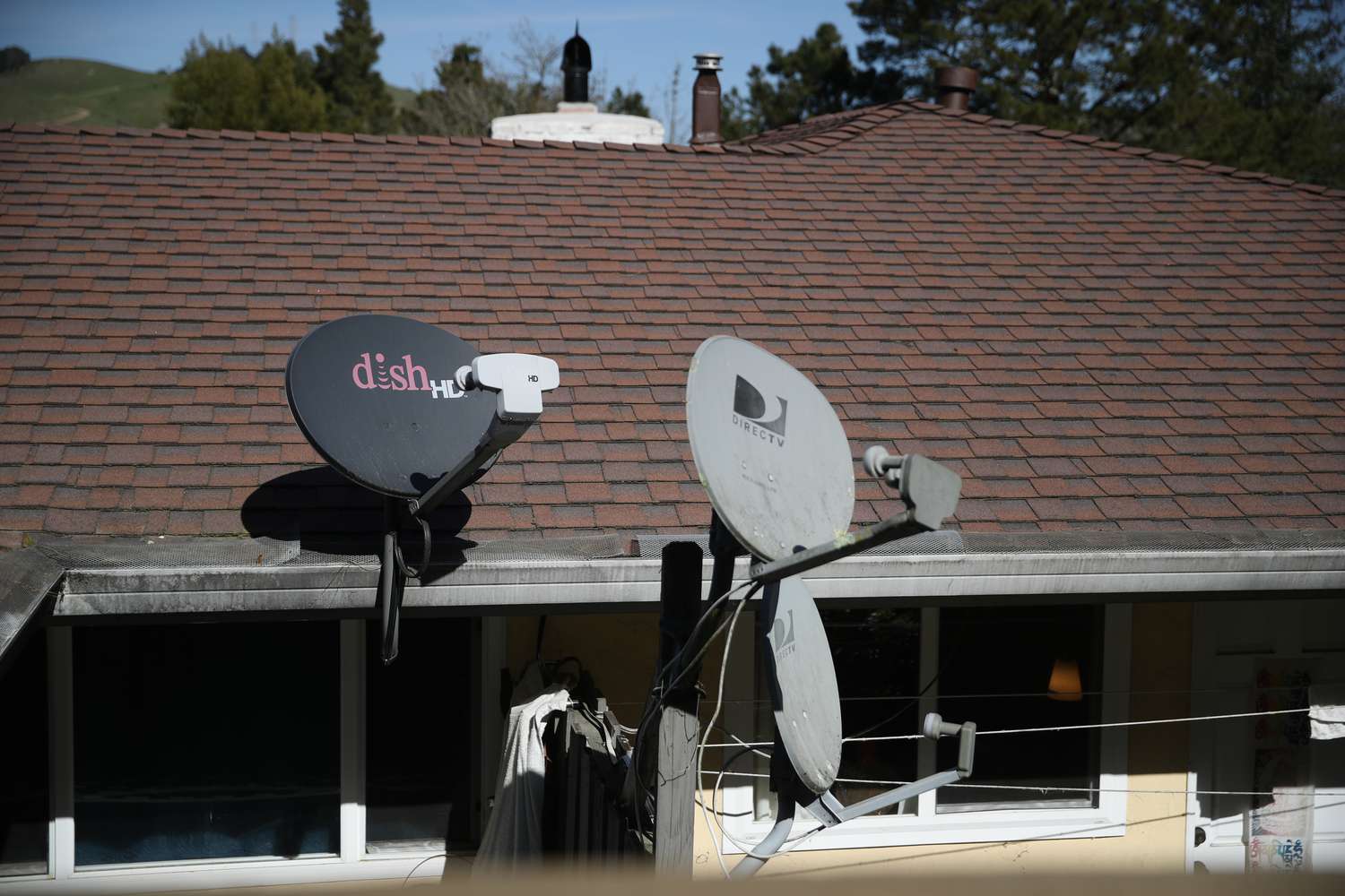 由於債券持有人反對衛星電視合併，DirecTV 放棄了 Dish 收購