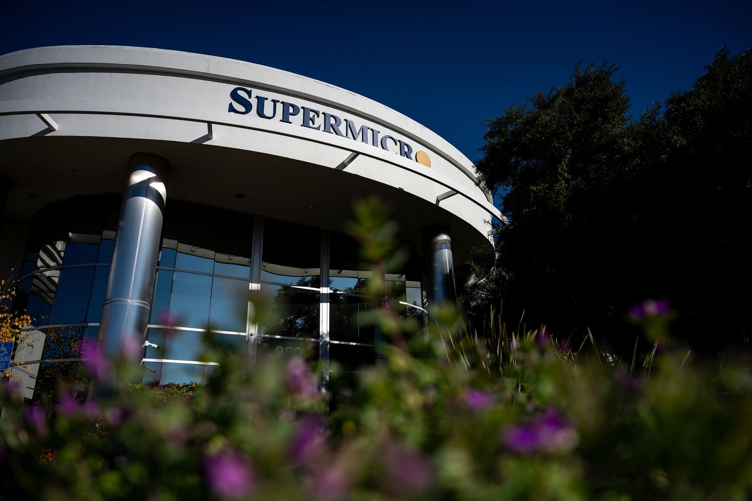 สต็อก Supermicro ทะยานในการซื้อขายที่ขยายออกไปในฐานะผู้ผลิตเซิร์ฟเวอร์ตรงตามกำหนดส่ง