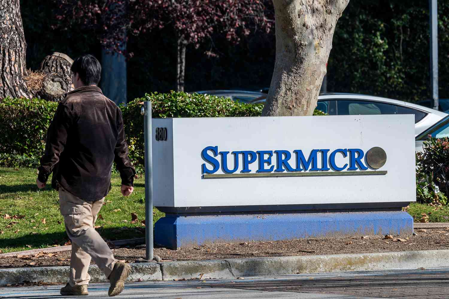 SuperMicro导致标准普尔500指数随着AI股的上升