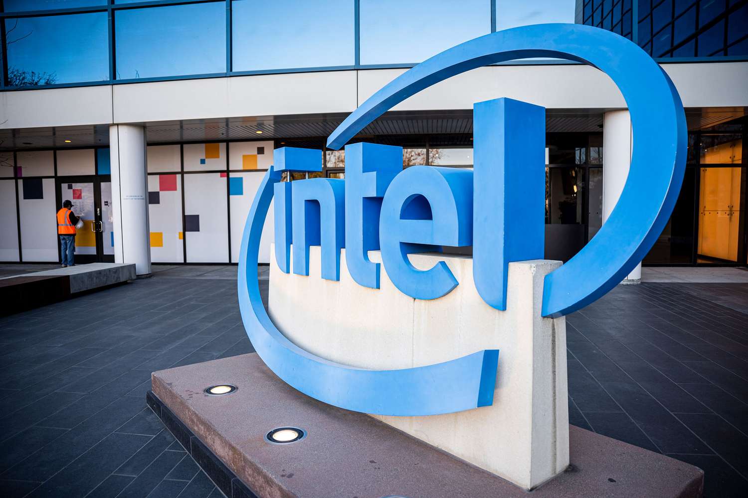 หุ้นที่เคลื่อนไหวสูงสุดตอนนี้: Intel, Qorvo, Rivian และอีกมากมาย