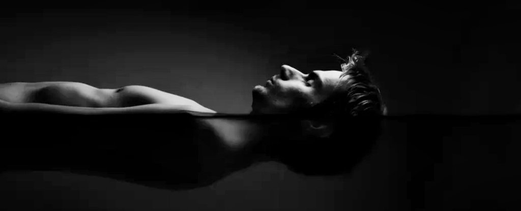 隔离对人体和大脑有深远的影响。 这是发生的事情