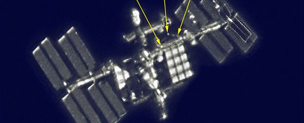 两名宇航员从地球一路太空行走被摄像机捕捉到