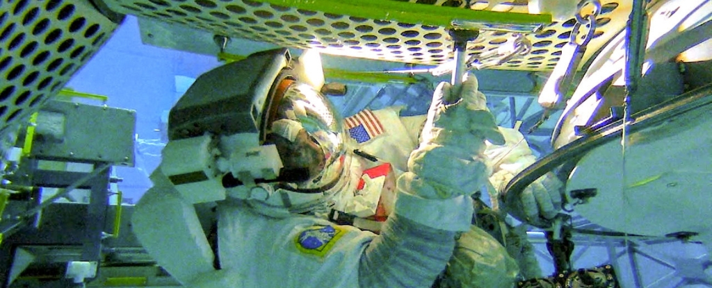 ดู Live as Nasa Astronauts รวบรวมตัวอย่างจุลินทรีย์ในระหว่าง Spacewalk