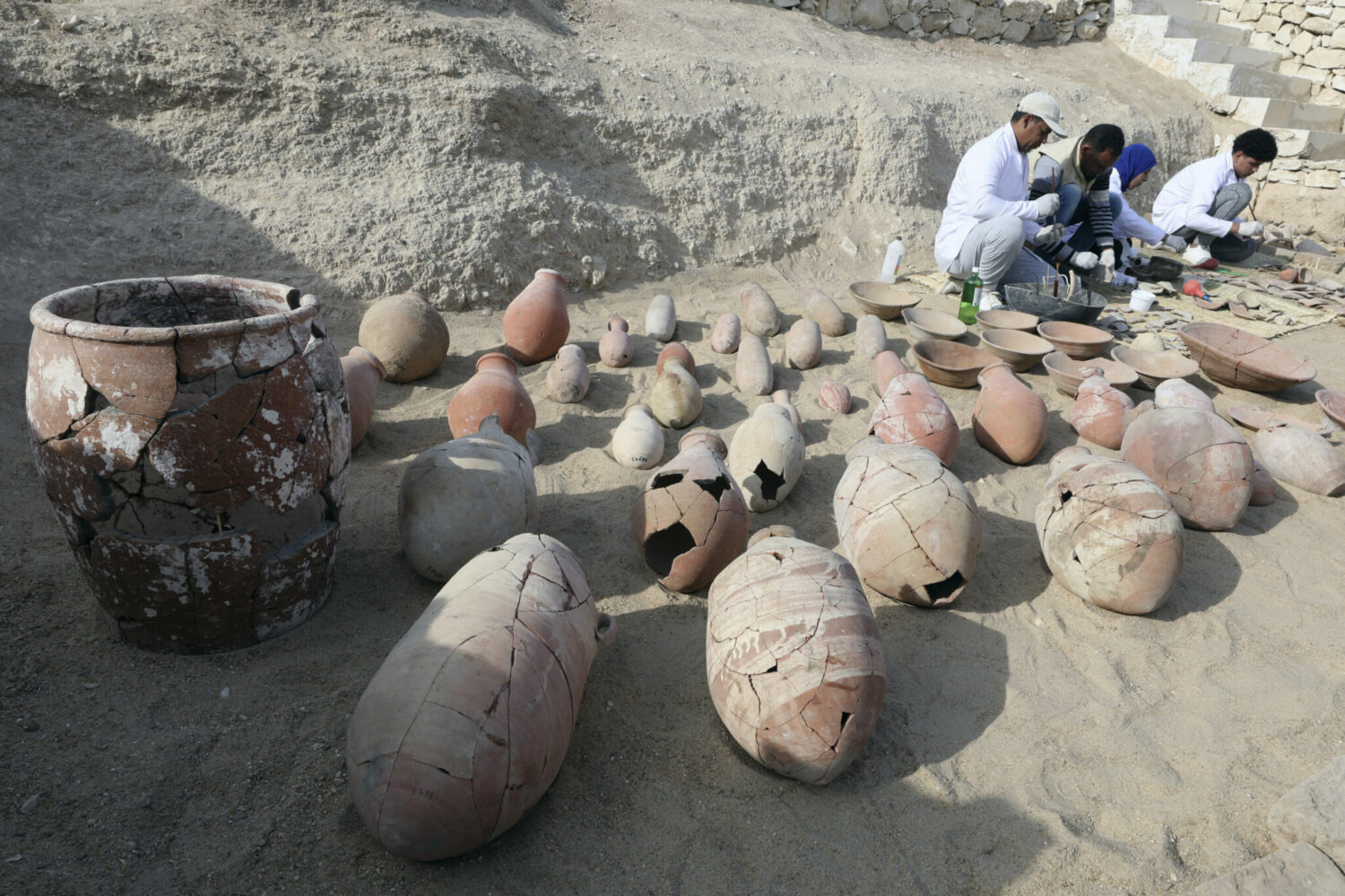 埃及在盧克索揭開了古代岩石切割墳墓和墓穴的面紗