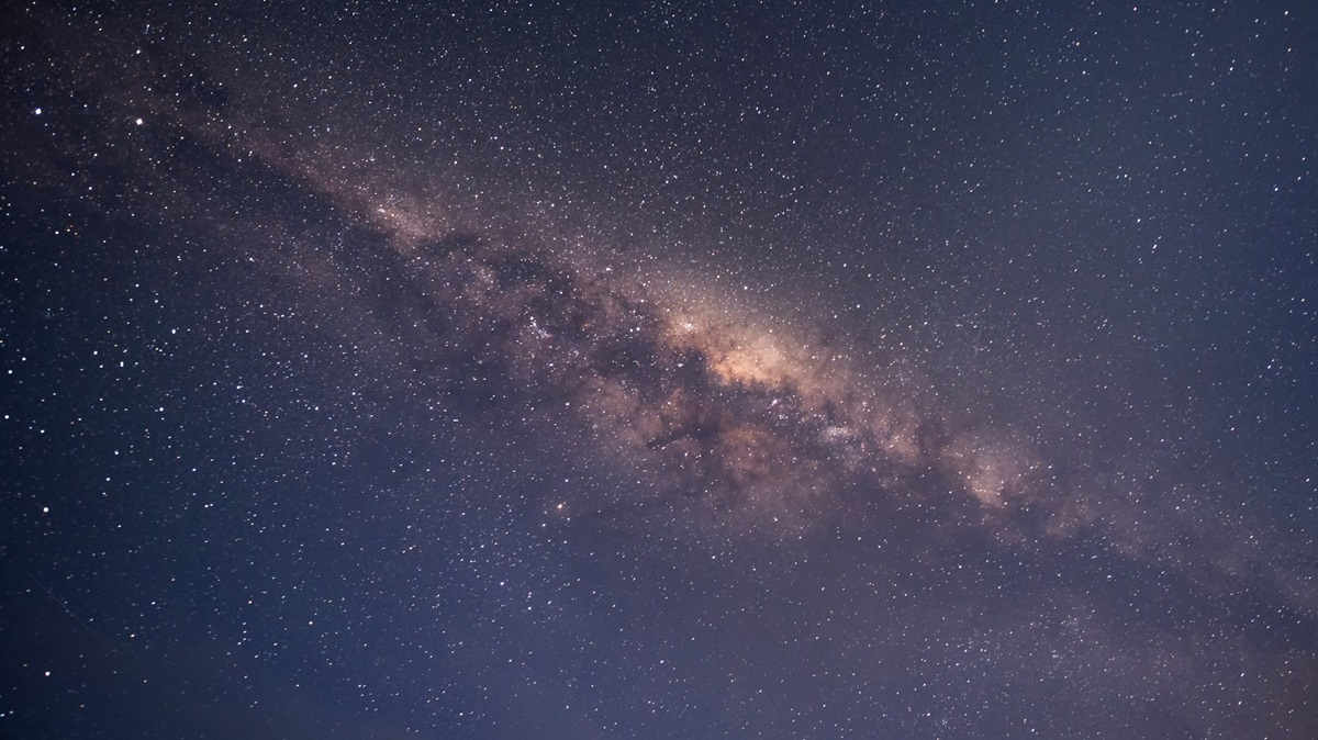 銀河系中心的神秘星係與新型暗物質相關聯