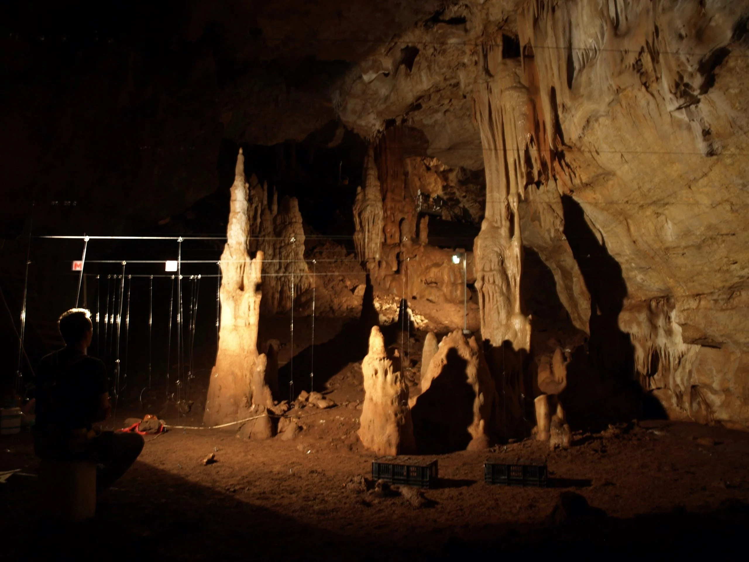 神秘馬諾洞穴中發現 35,000 年歷史的儀式建築群