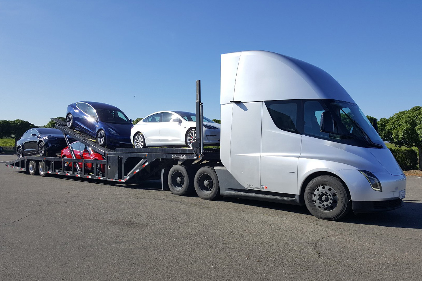 Tesla Semi 卡车现已交付 Tesla Model 3