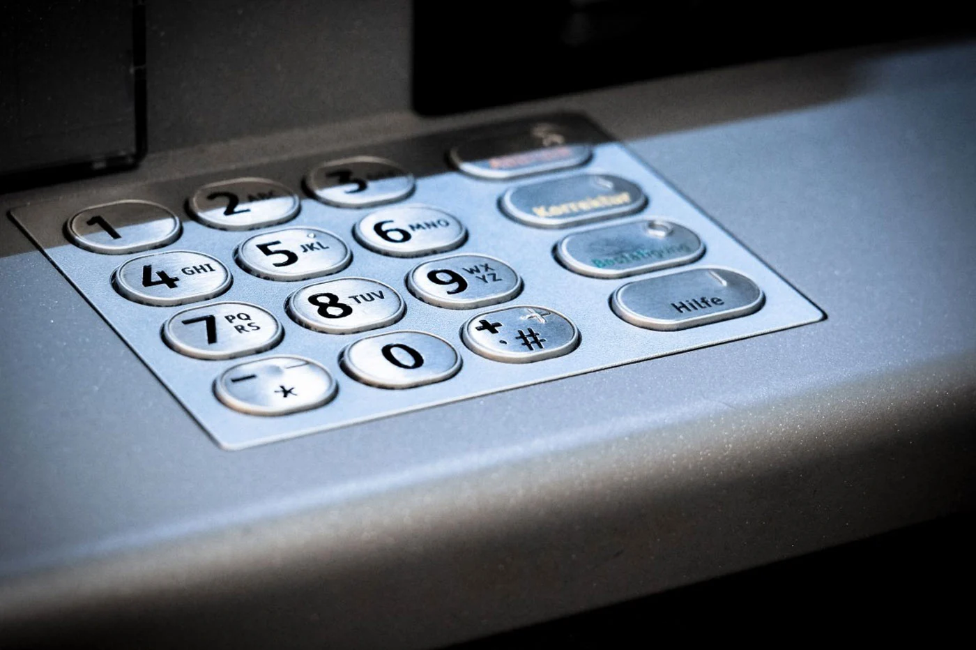 銀行。 0.8% 的法國人無法使用 ATM