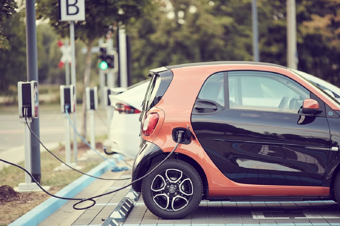 電動車：Google 地圖可協助尋找相容的充電站