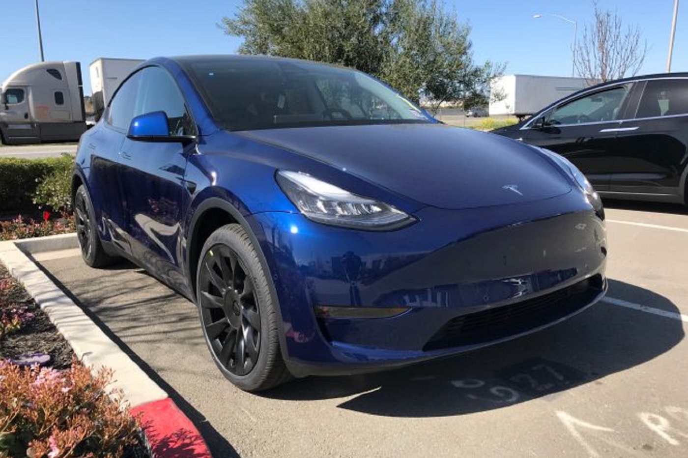 特斯拉 Model Y：首張真實場景影像以及首批即將交付的車輛