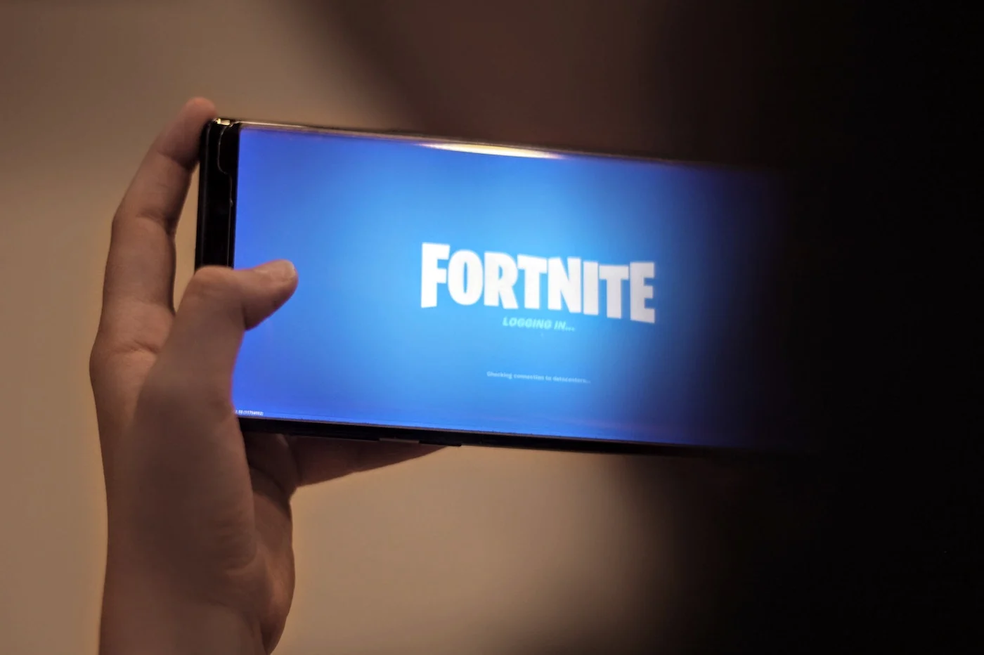 iPhone ที่ติดตั้ง Fortnite ไว้แล้วขายในราคาที่สูง