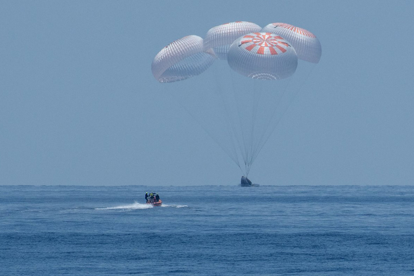 SpaceX 太空艙將兩名太空人帶回地球