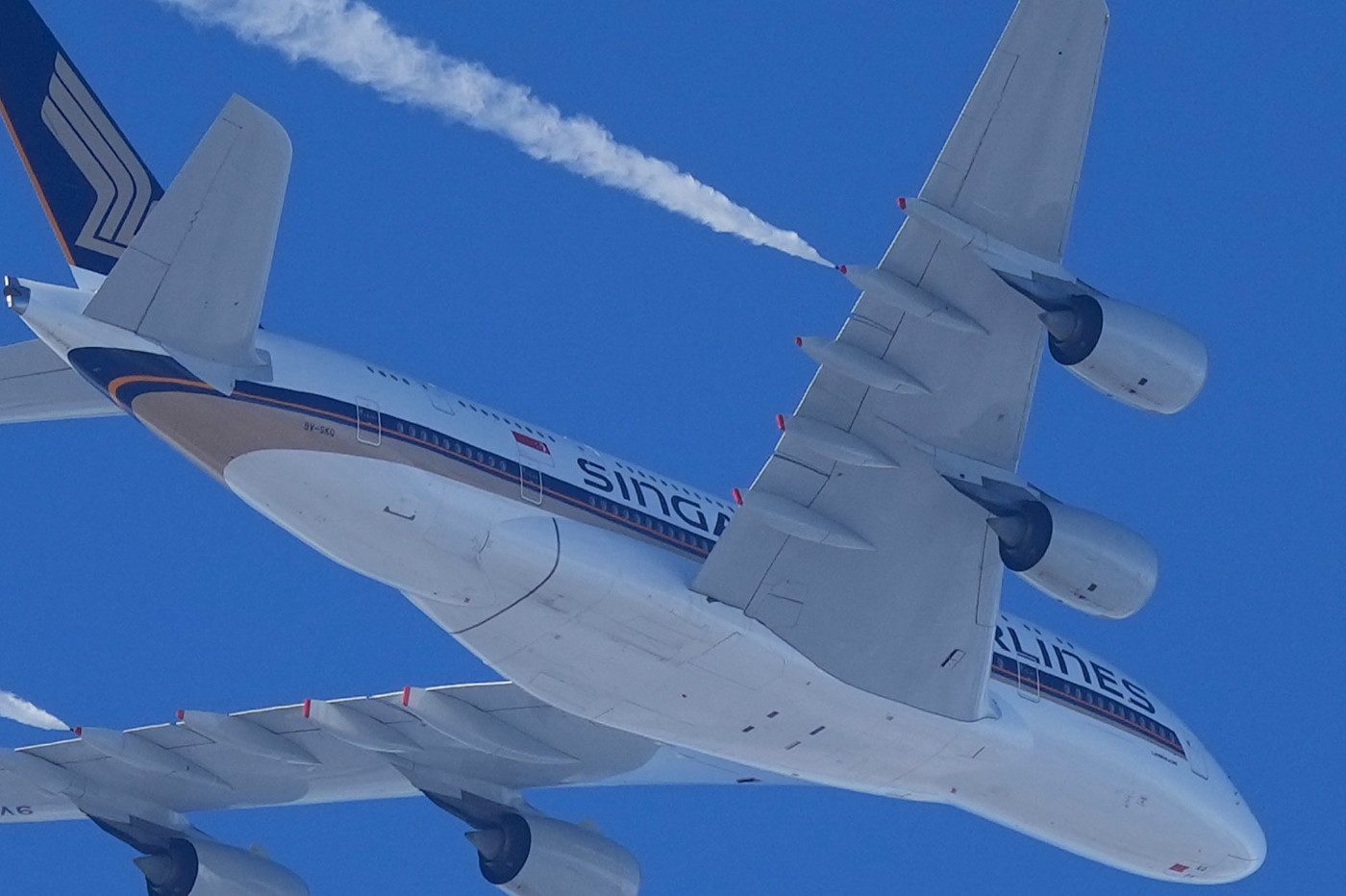 空客A380向空中倾倒燃油并紧急迫降