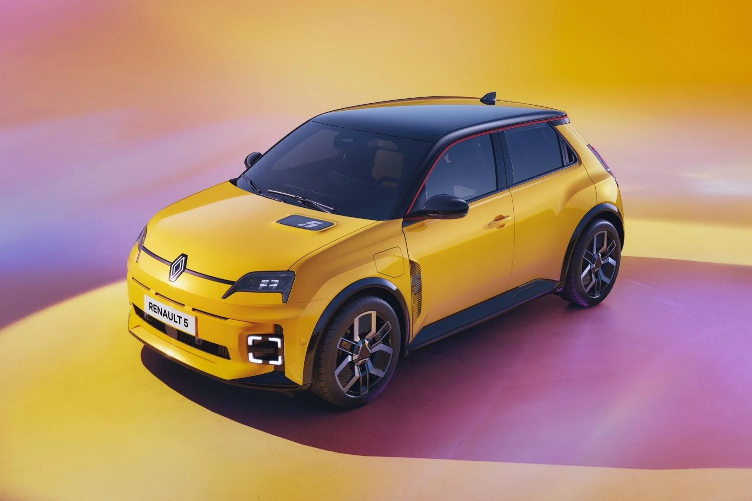 雷諾（Renault）的硬打擊，車庫中有15,000多個電動R5召回…