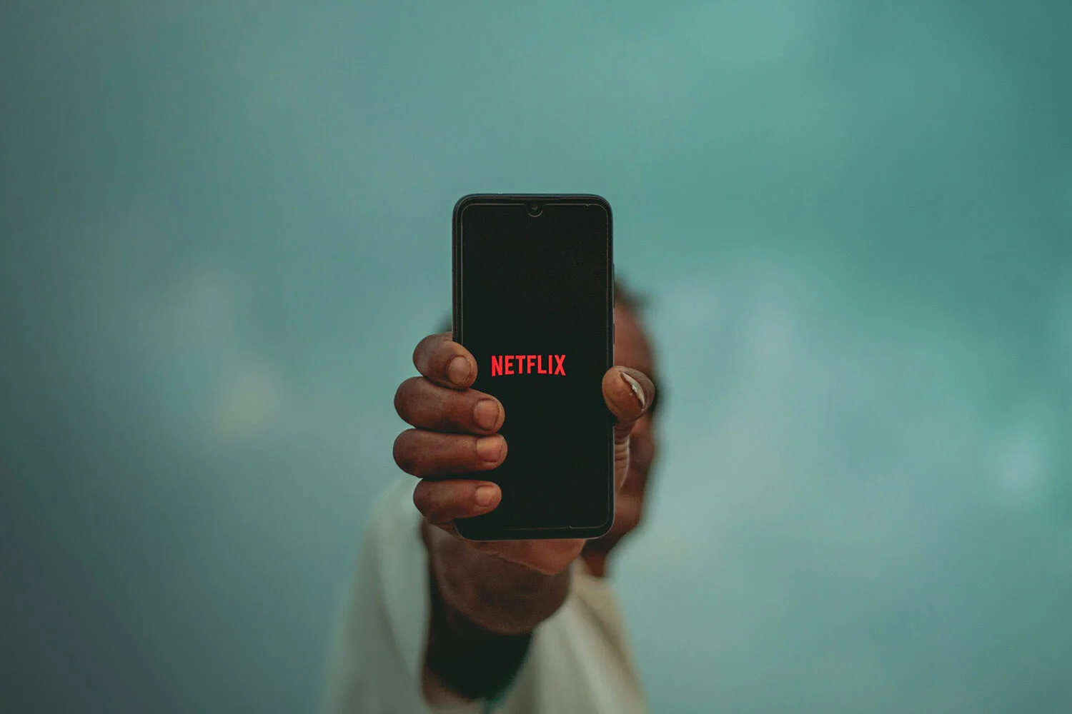 購買 Netflix 股票：如何操作？ （完整指南）