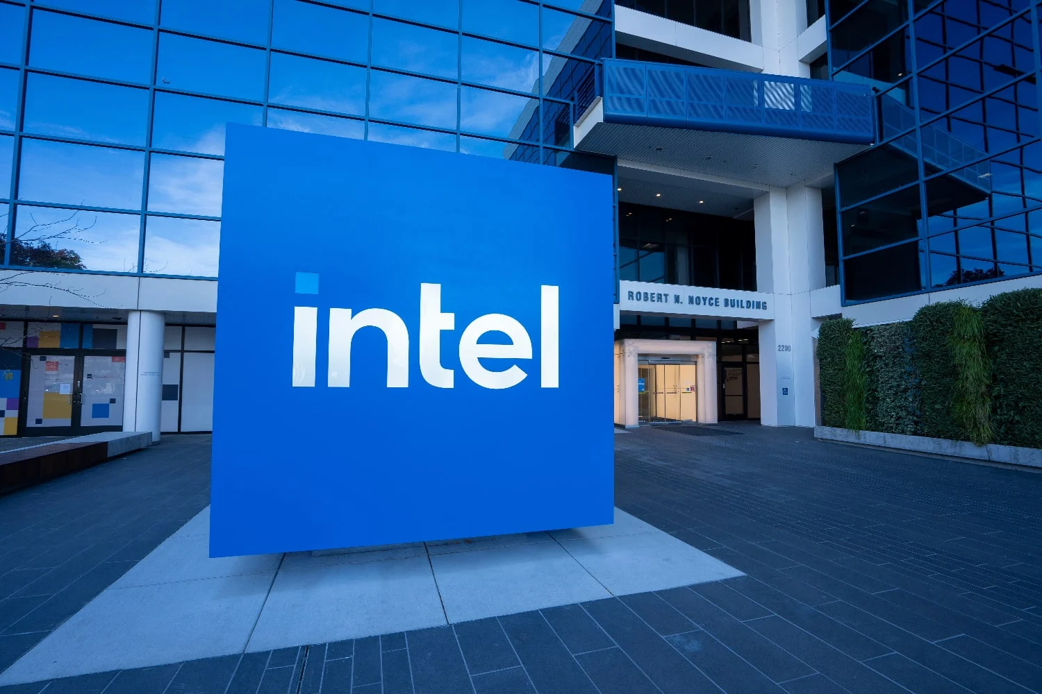 มันเป็นประวัติศาสตร์! Intel และ AMD ร่วมมือกับ Google เพื่อประหยัดชิปของตน