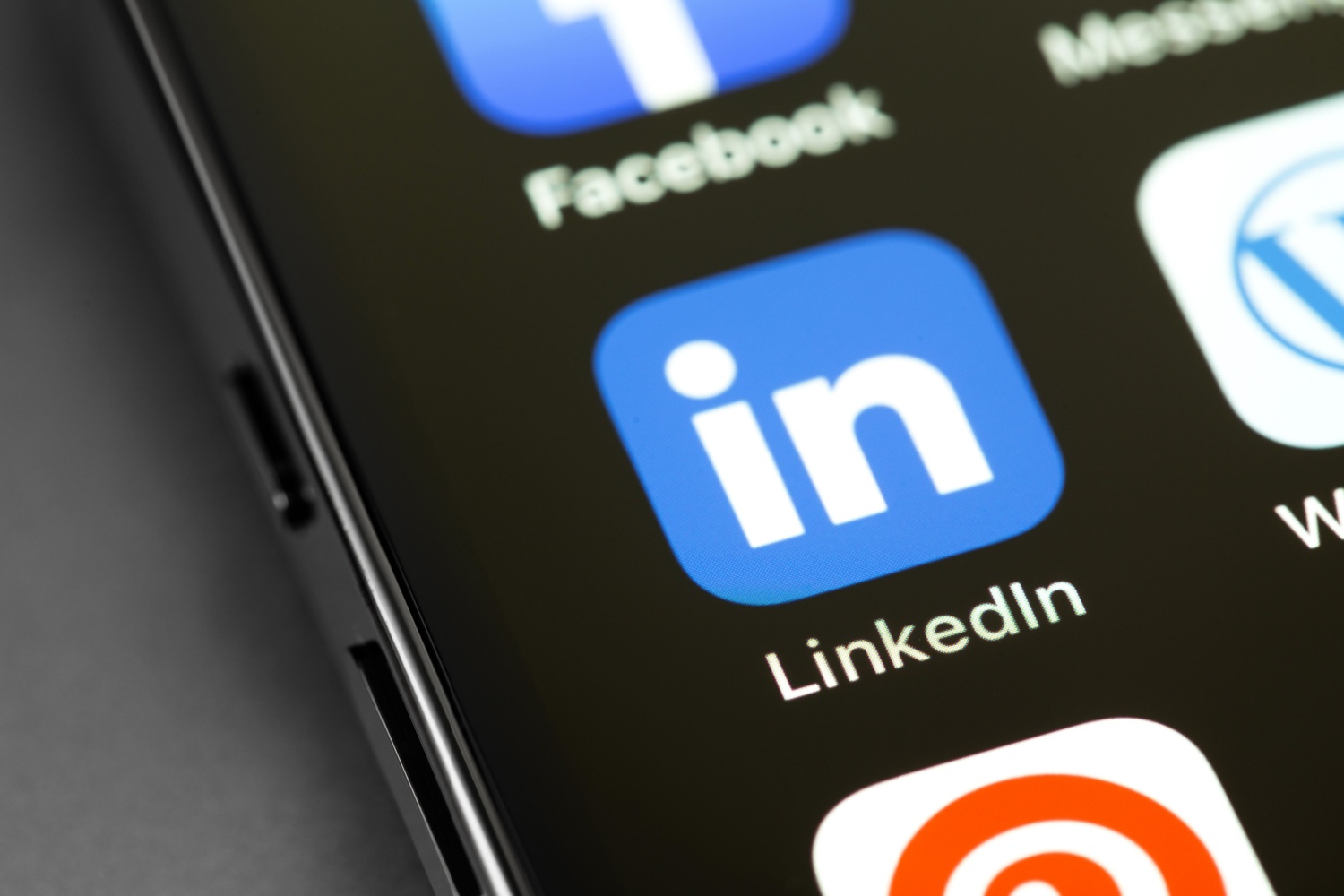 在 LinkedIn 上，人工智能正在逐渐取代人类影响者（但没有人注意到）