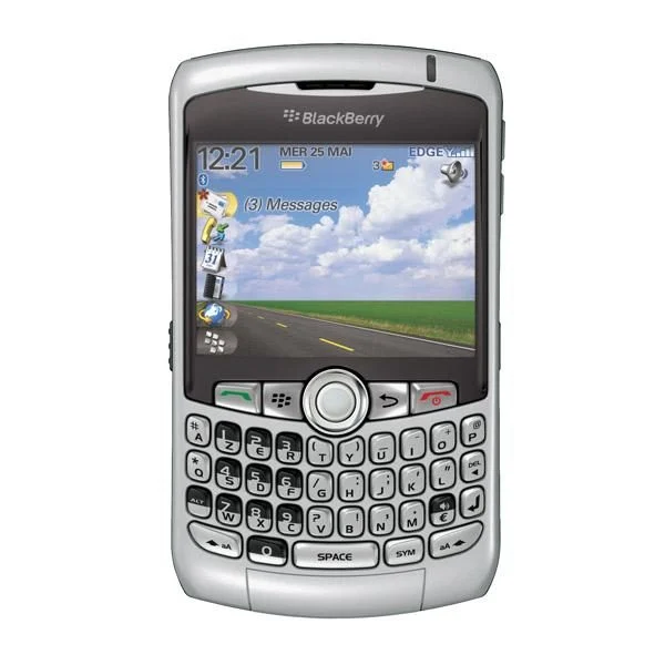 RIM BlackBerry Curve 8300 對比三星 Galaxy Z Flip 6