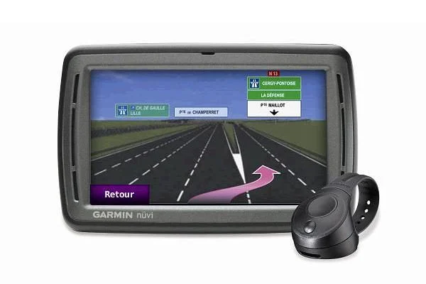 这款高端 Garmin GPS 通过语音控制