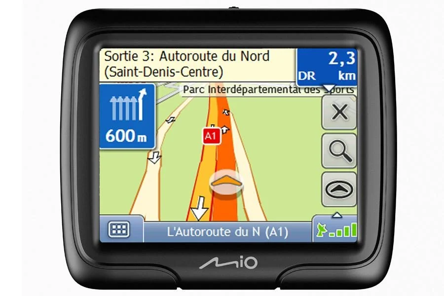 Mio Moov M300 Europe 與 Garmin DriveAssist 51 LMT-S