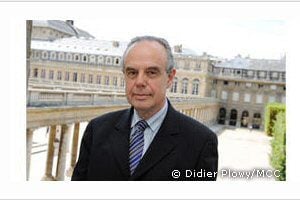 弗雷德里克·密特朗 (Frédéric Mitterrand) 在合法下载服务的床边