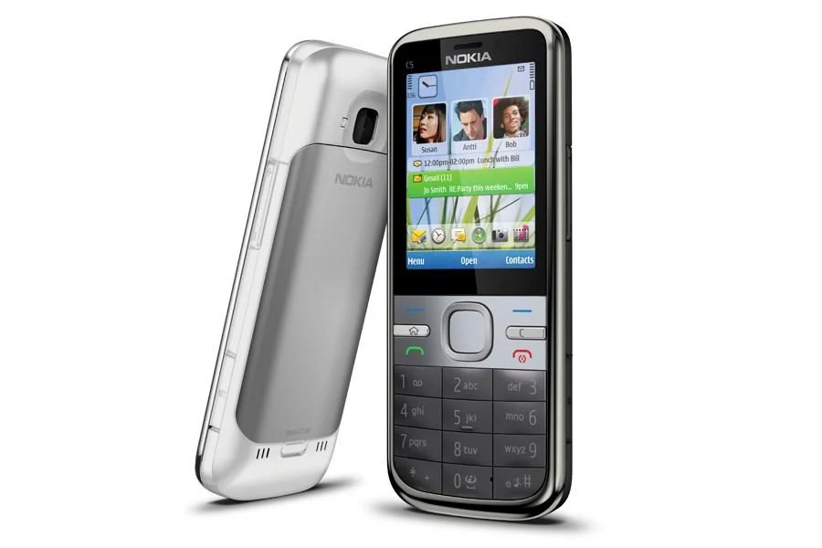 Nokia C5 與三星 Galaxy Z Flip 6