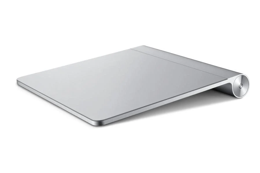 Apple Magic Trackpad 与 Microsoft Pro IntelliMouse 特别版