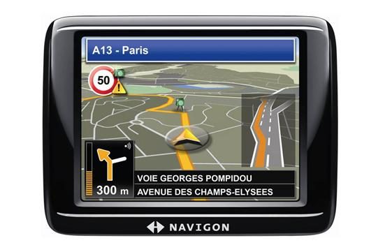 Navigon 20 Easy กับ Garmin DriveAssist 51 LMT-S