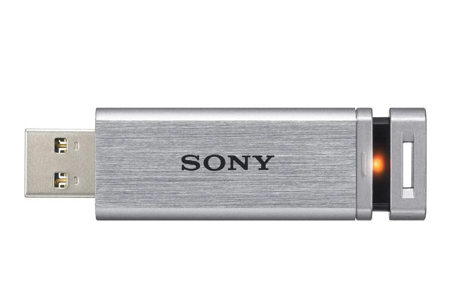 Sony Micro Vault Mach 16 Go 對比 IStorage DatAshur BT 128 Go