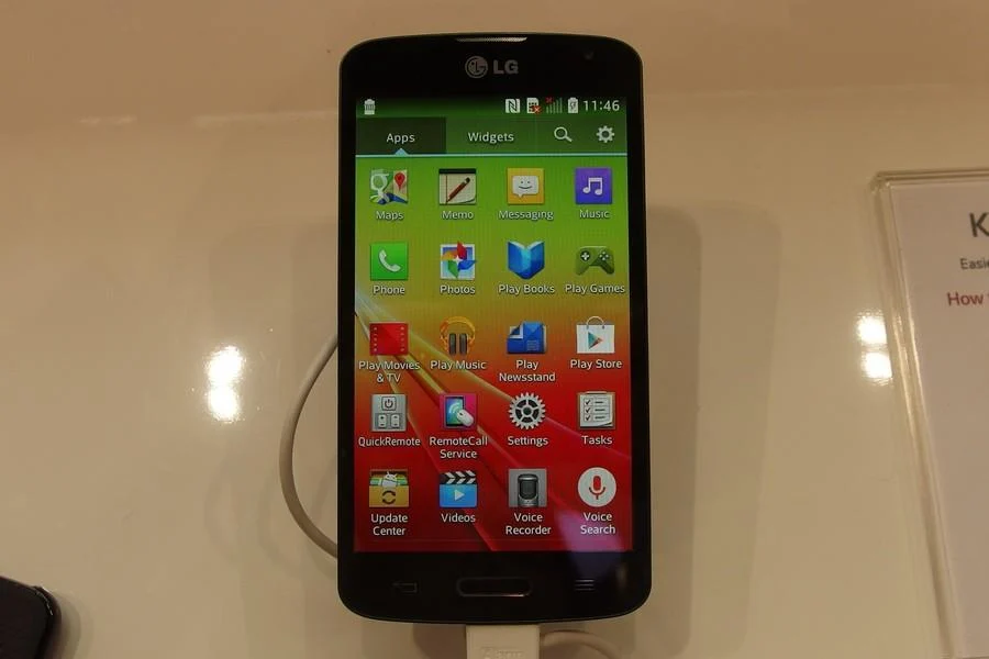 LG F70 與 OnePlus Nord 4