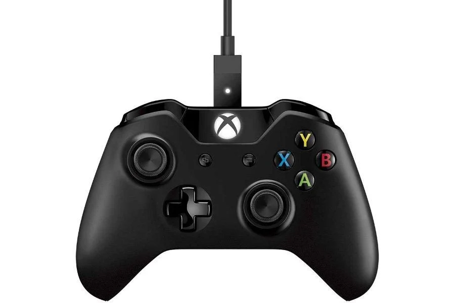 Microsoft Xbox One 控制器 + 适用于 Windows 的电缆 与 Nacon Revolution Unlimited Pro 控制器相比