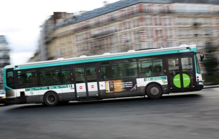 如果 RATP 公交车在预留车道上闪烁汽车怎么办？