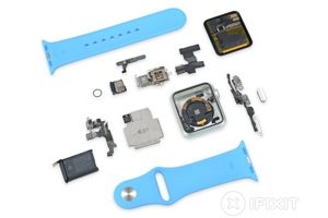 Apple Watch 拆解后，露出了一块小电池和一个类似于 Apple A5 的处理器