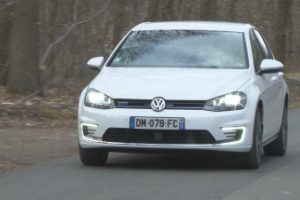 การทดสอบ Volkswagen Golf GTE: ไฮบริดไฟฟ้าที่มีเทคโนโลยีมากยิ่งขึ้น (วิดีโอ)