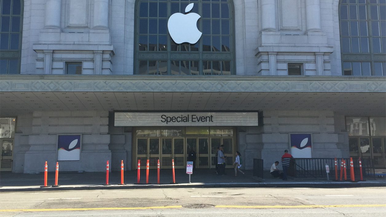 ประเด็นสำคัญ: ค้นพบหอประชุม Bill Graham Civic ในสี Apple ในภาพ