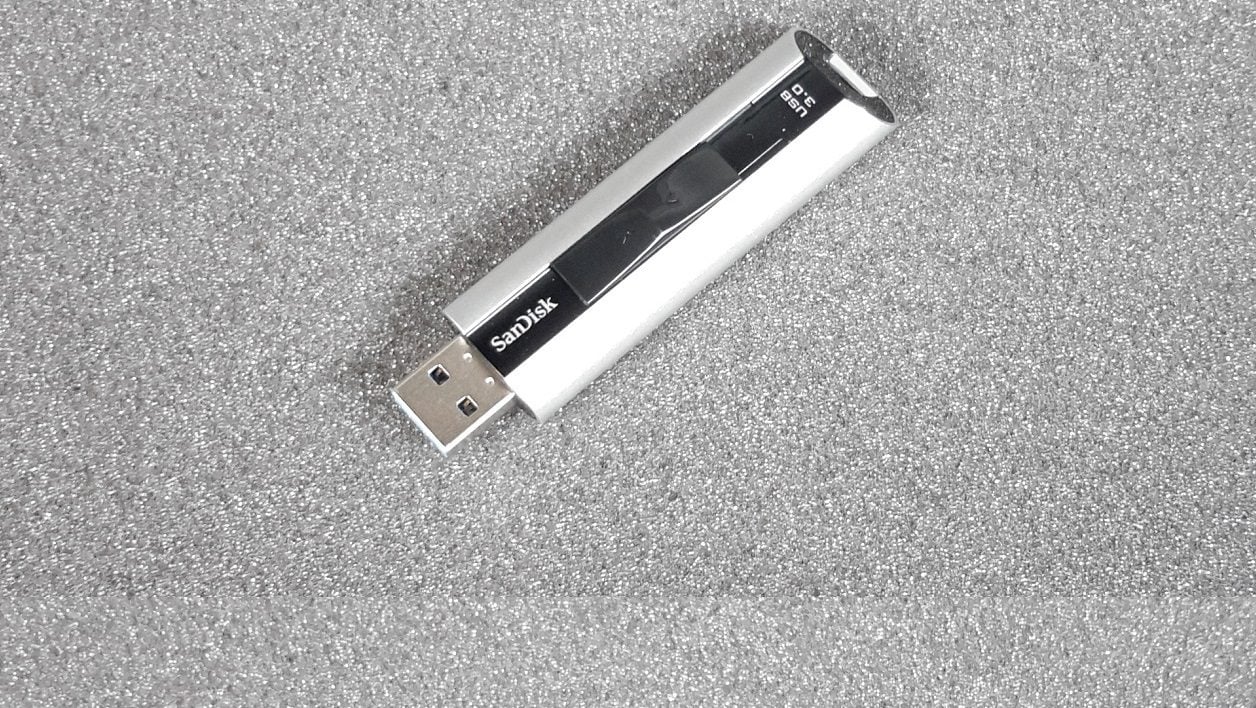 比较：128 GB USB 3.0 密钥