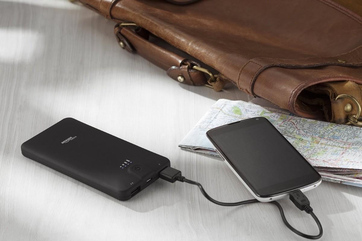 AmazonBasics 10,000 mAh PB-10 กับเครื่องชาร์จไร้สาย PowerWave ของ Anker 15W