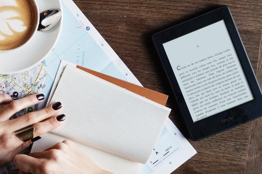 亞馬遜Kindle Paperwhite Wi-Fi（2015）Contre Amazon Kindle Oasis（2019）