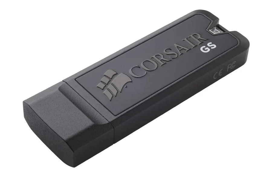 Corsair Flash Voyager GS 64 GB 與 IStorage DatAshur SD 512 GB