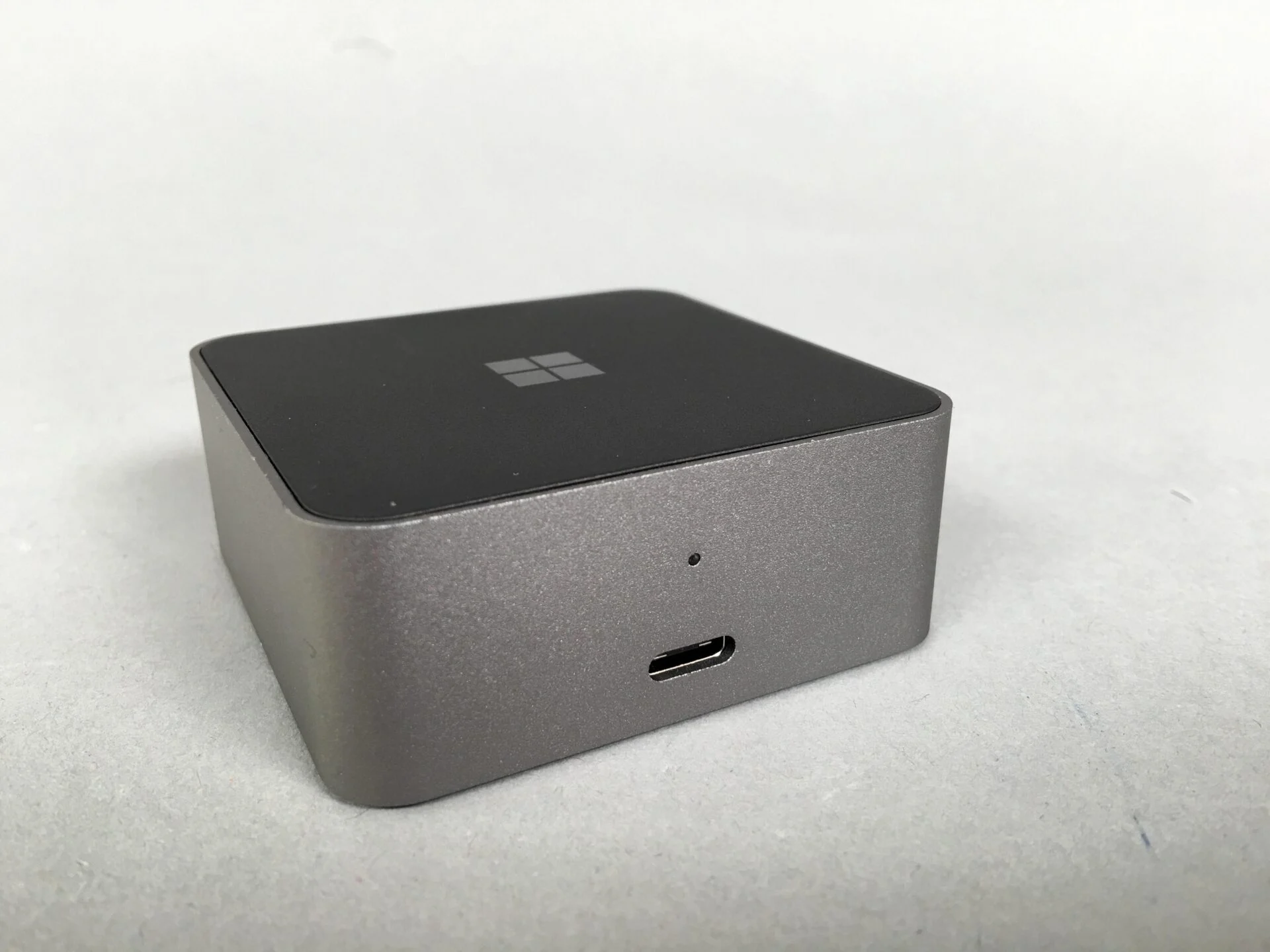 Microsoft Display Dock 与 Kensington StudioCaddy 相比