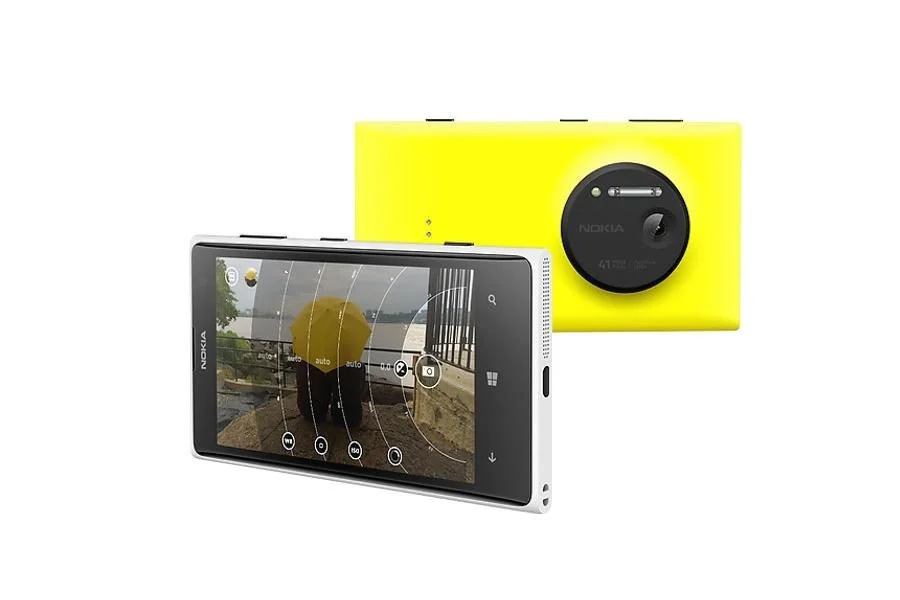 诺基亚 Lumia 1020 与三星 Galaxy Z Flip 6