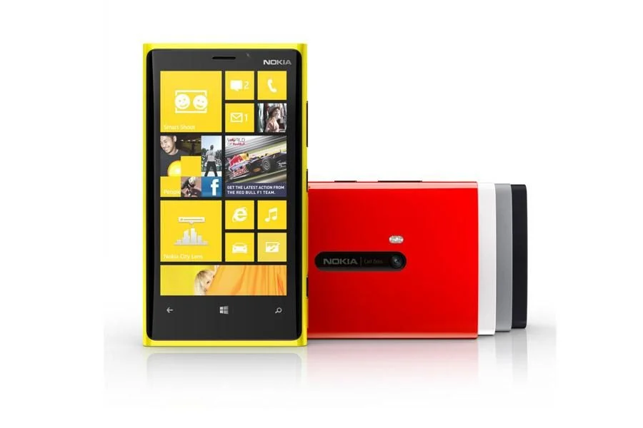 诺基亚 Lumia 920 与三星 Galaxy Z Flip 6