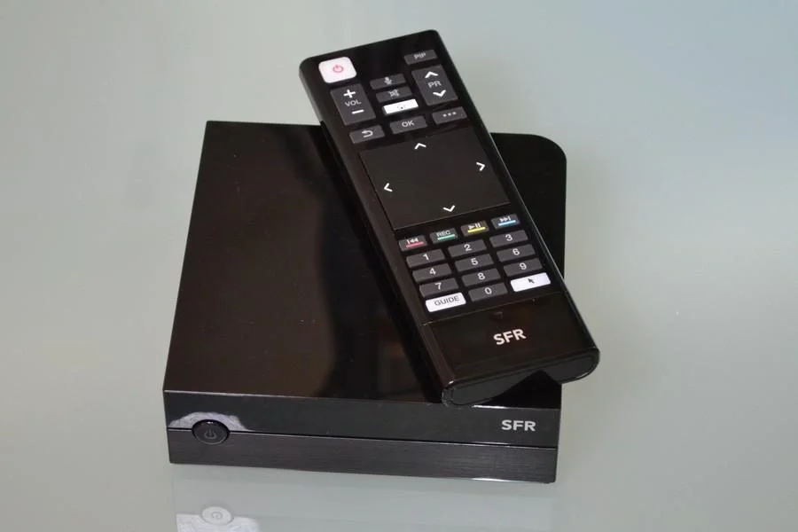 使用 Google Play 的 SFR SFR 電視解碼器與 Apple TV 4K (2021)