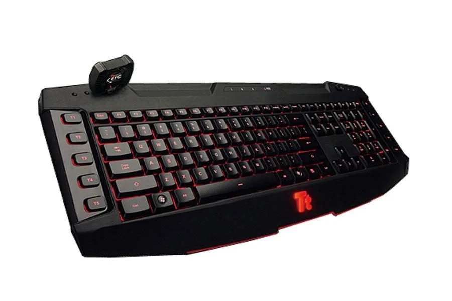 Thermaltake Tt eSPORTS Challenger Pro 与 Logitech MX Keys