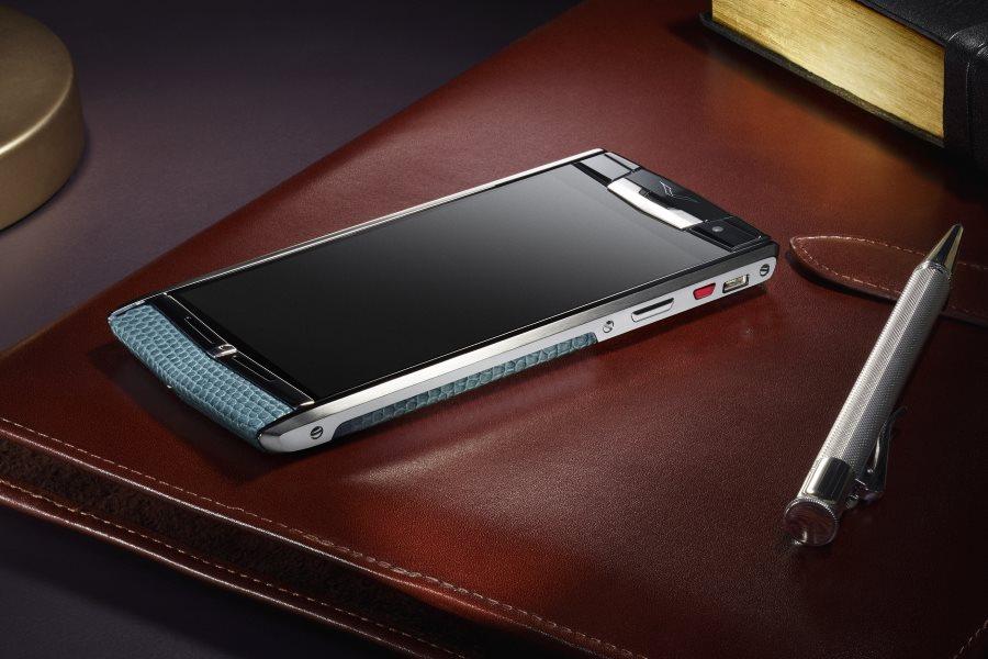 Vertu Signature Touch 與三星 Galaxy Z Flip 6