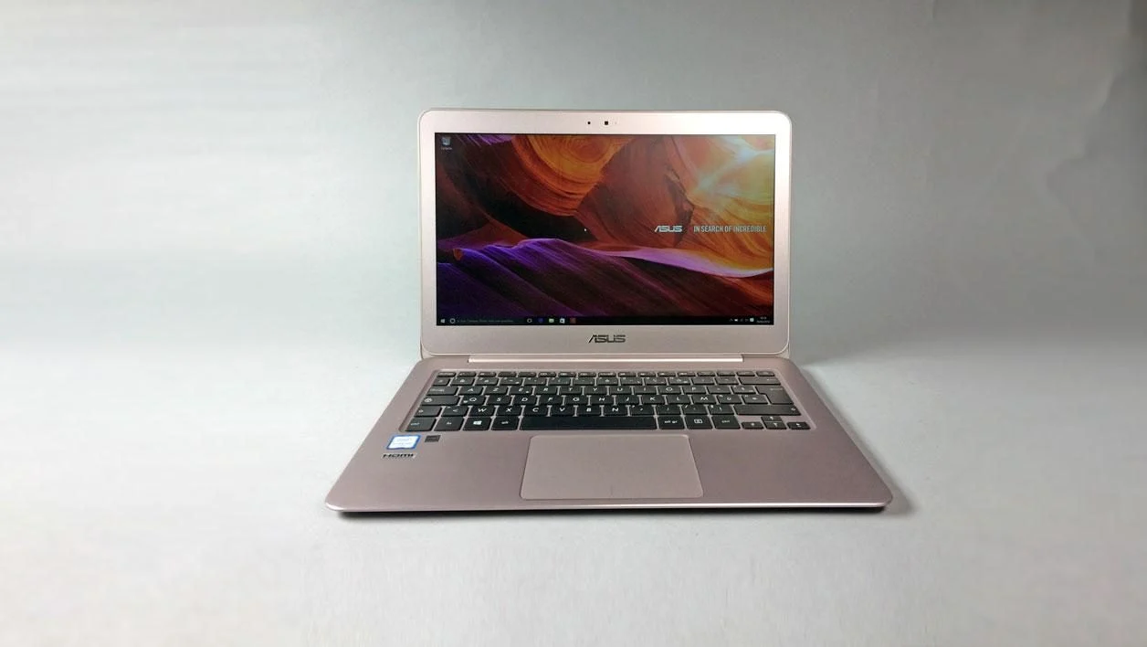 ASUS Zenbook UX305CA (UX305CA-FC106T) 與 Apple MacBook Pro 14 吋 2023 M2 Max